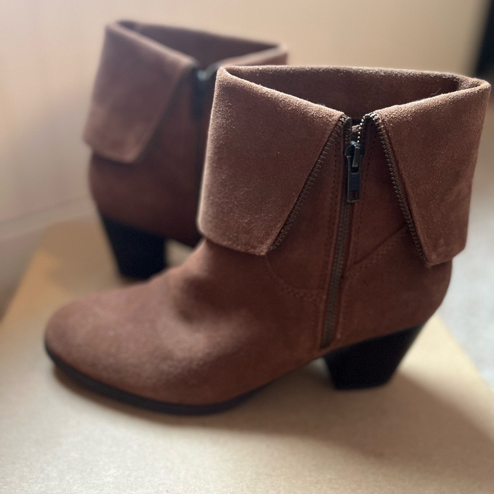 Bass Sasha Women's Cuffed Ankle Boots
Brown Suede Chic Western Booties